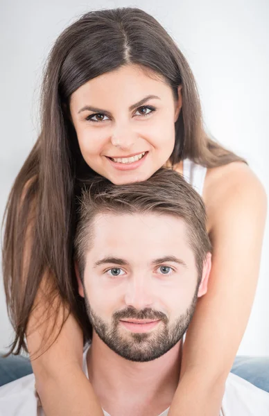 Jeune couple à la maison — Photo