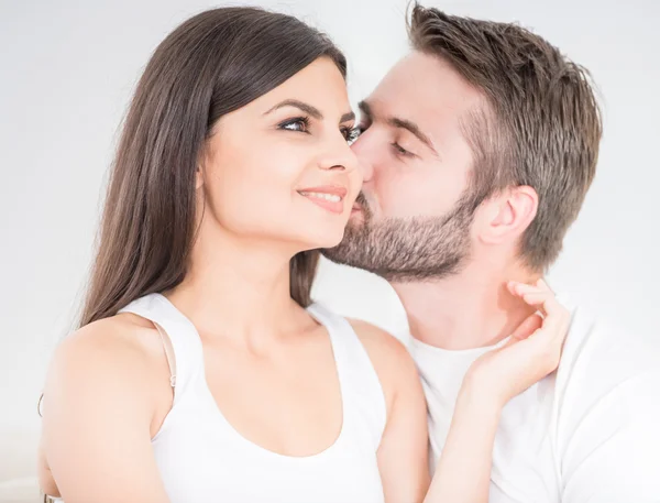 Jovem casal em casa — Fotografia de Stock