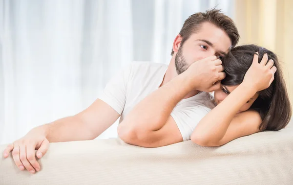 Jovem casal em casa — Fotografia de Stock