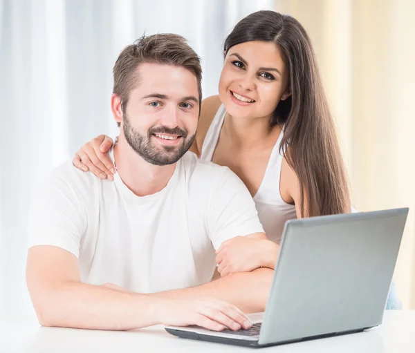 Jovem casal em casa — Fotografia de Stock