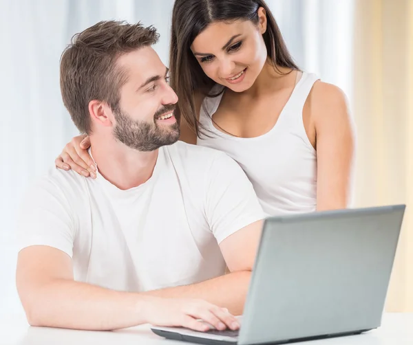 Jovem casal em casa — Fotografia de Stock