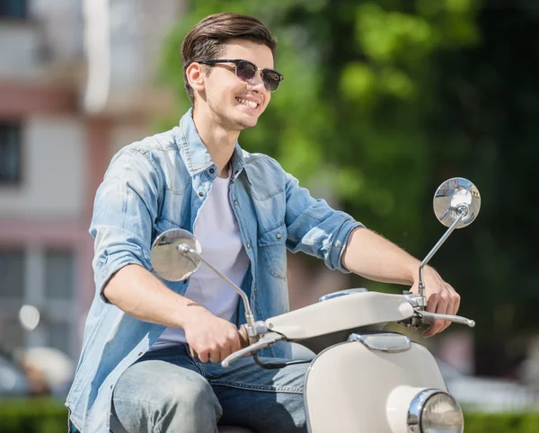 Jonge man op scooter — Stockfoto