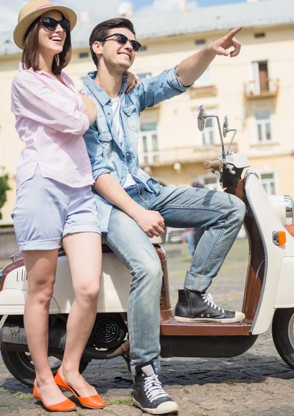Jovem casal em scooter — Fotografia de Stock