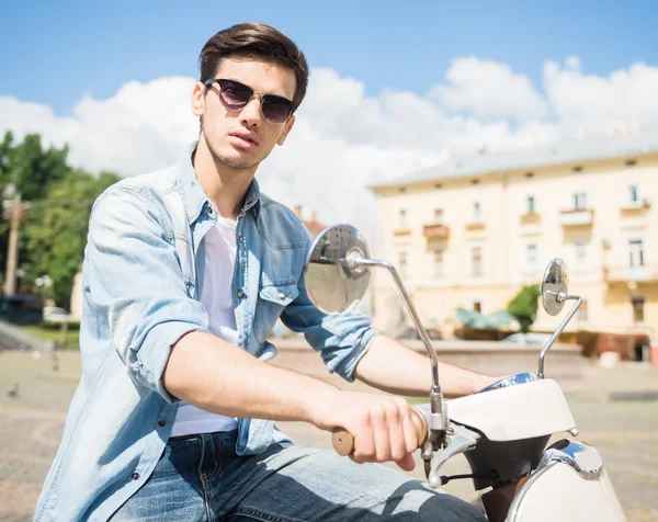 Junger Mann auf Motorroller — Stockfoto