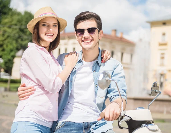 Jovem casal em scooter — Fotografia de Stock