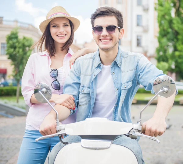 Jovem casal em scooter — Fotografia de Stock