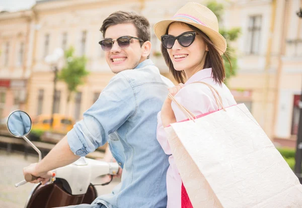 Pareja joven en scooter — Foto de Stock