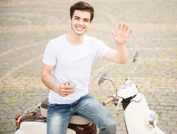 Junger Mann auf Motorroller — Stockfoto