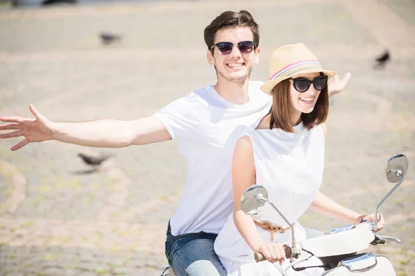 Jovem casal em scooter — Fotografia de Stock