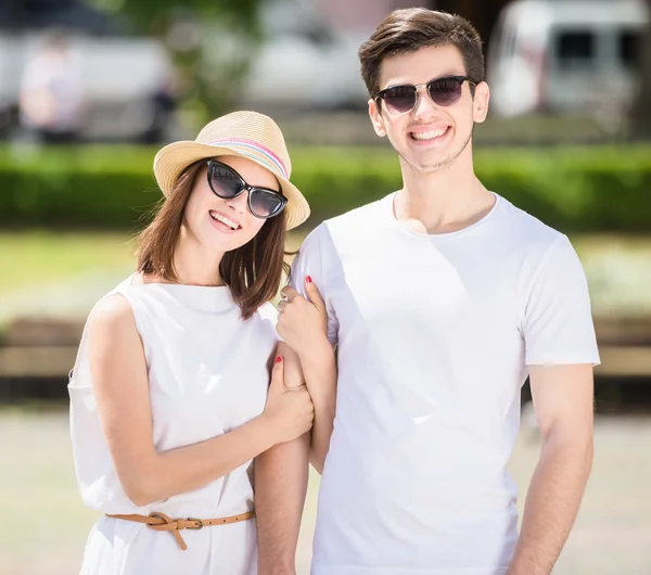 Jovem casal ao ar livre — Fotografia de Stock