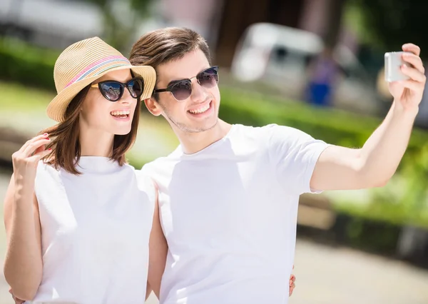 Jovem casal ao ar livre — Fotografia de Stock