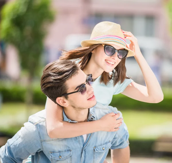 Jovem casal ao ar livre — Fotografia de Stock