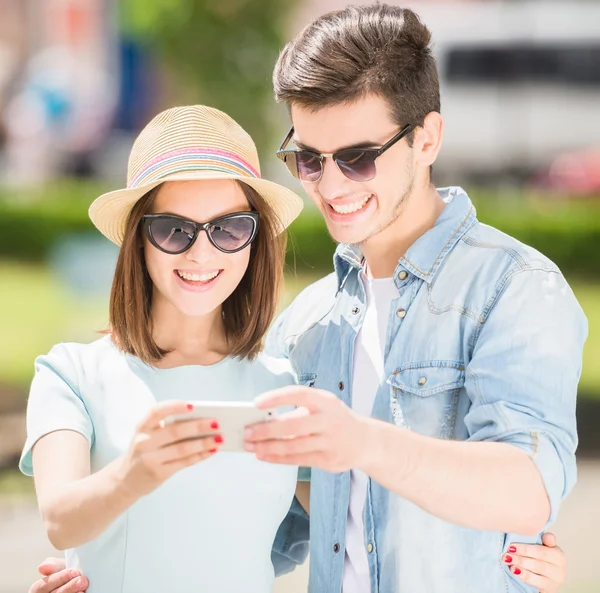 Pareja joven al aire libre —  Fotos de Stock