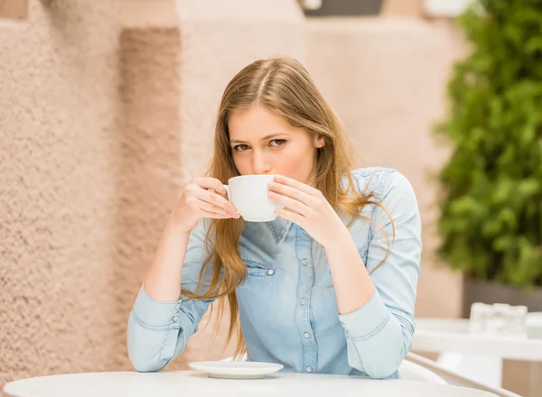 Menina no café de verão — Fotografia de Stock