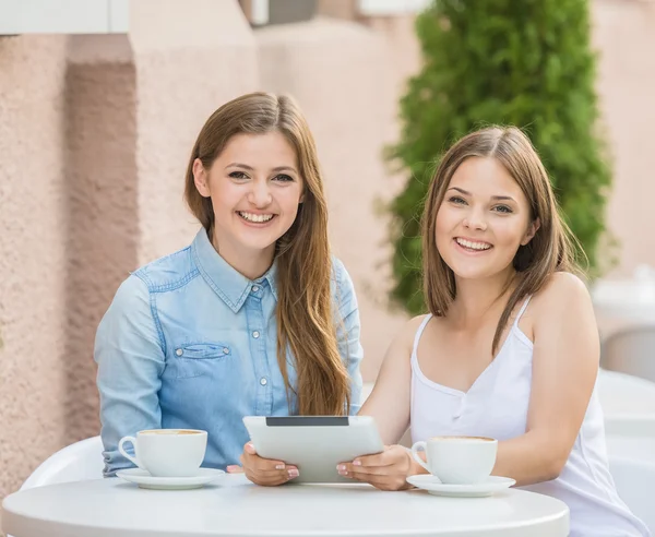 Девушки в летнем кафе — стоковое фото