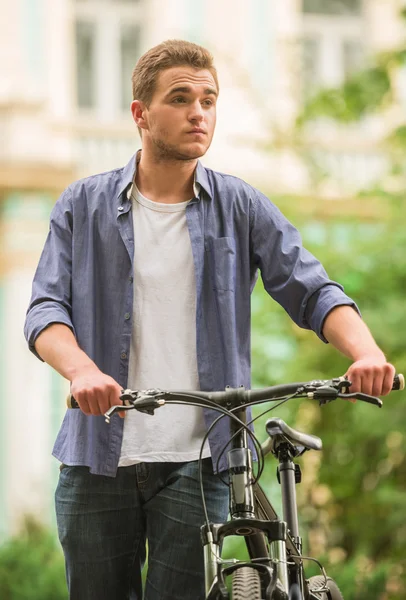 Jongen op fiets — Stockfoto