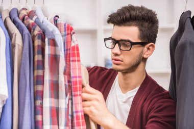 Soyunma odasında adam