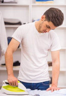 Soyunma odasında adam