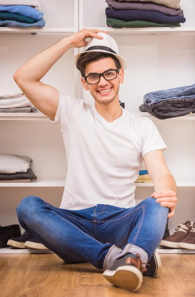 Hombre en vestidor — Foto de Stock