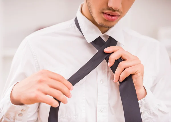 Hombre en vestidor —  Fotos de Stock