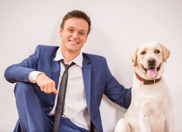 犬を持ったビジネスマン — ストック写真