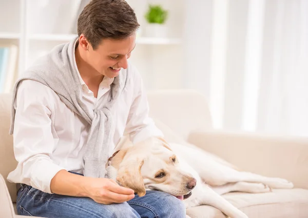 Jovem com cão — Fotografia de Stock