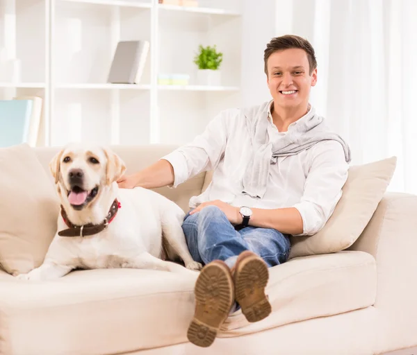 Jovem com cão — Fotografia de Stock