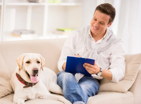 Giovane con cane — Foto Stock