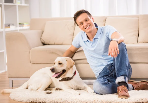 Joven con perro — Foto de Stock