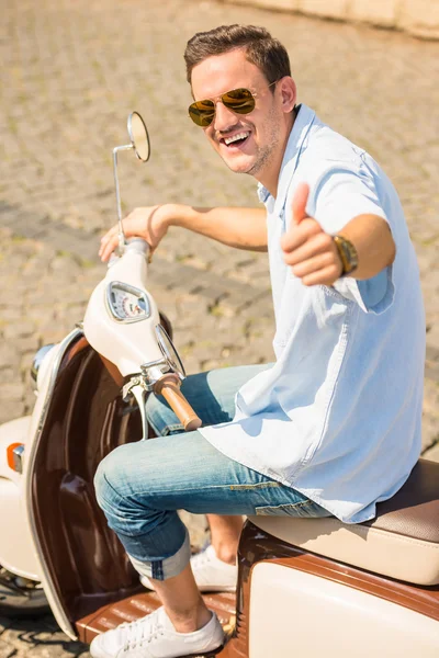 Rijden op een scooter — Stockfoto