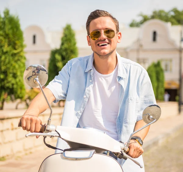 Ridning på skoter — Stockfoto