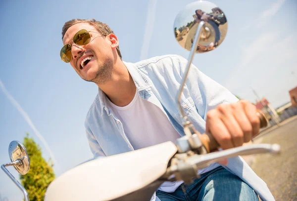 Rijden op een scooter — Stockfoto