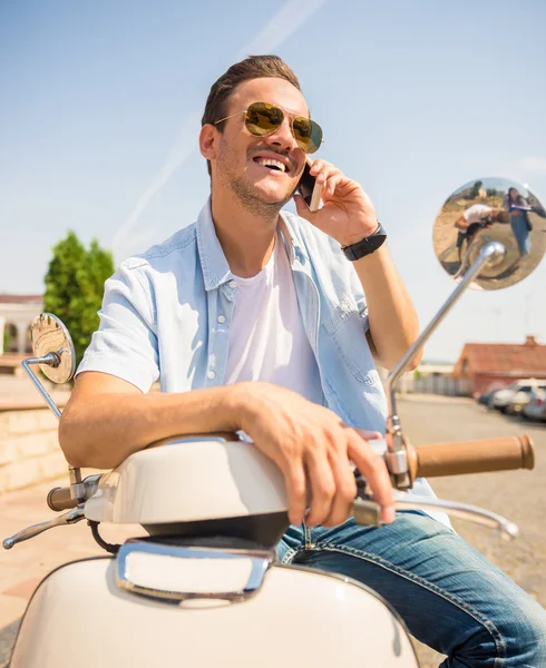 Fahrt auf dem Roller — Stockfoto