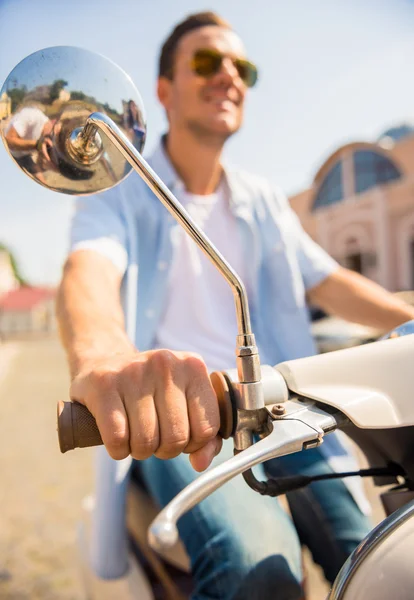 Rijden op een scooter — Stockfoto