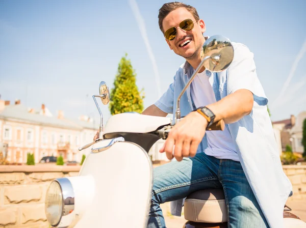 Rijden op een scooter — Stockfoto