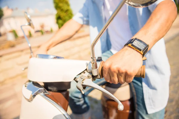 Rijden op een scooter — Stockfoto