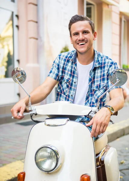 Fahrt auf dem Roller — Stockfoto