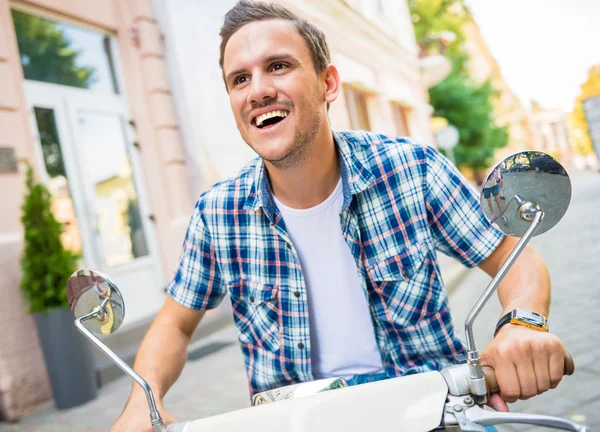 Rijden op een scooter — Stockfoto