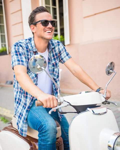 Rijden op een scooter — Stockfoto