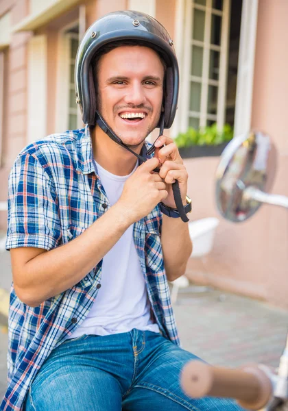 Rijden op een scooter — Stockfoto