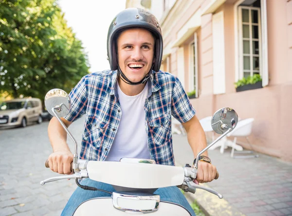 Rijden op een scooter — Stockfoto