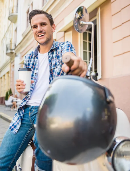 Rijden op een scooter — Stockfoto