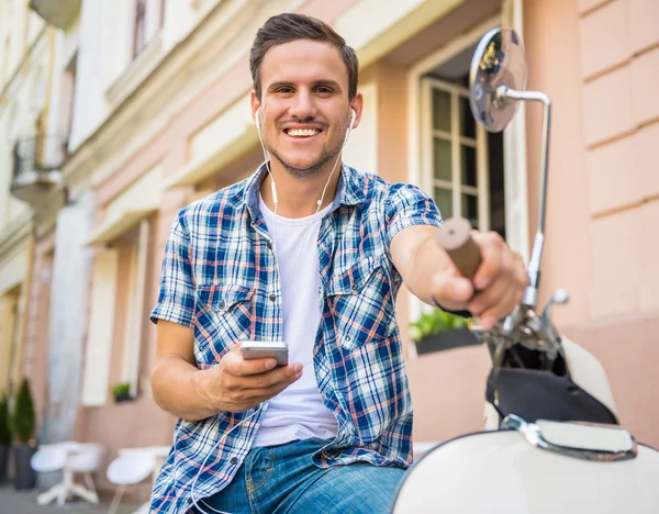 Mann auf Motorroller — Stockfoto