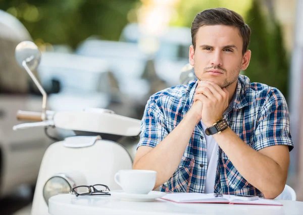 Hombre en la cafetería — Foto de Stock