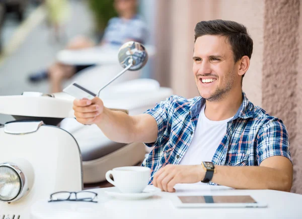 Hombre en la cafetería — Foto de Stock