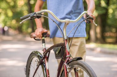 üst düzey bisiklet adamla