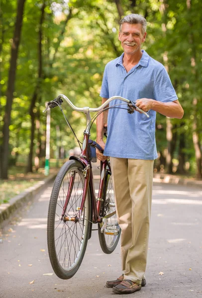 Fröhlicher Senior Mit Fahrrad Park — Stockfoto