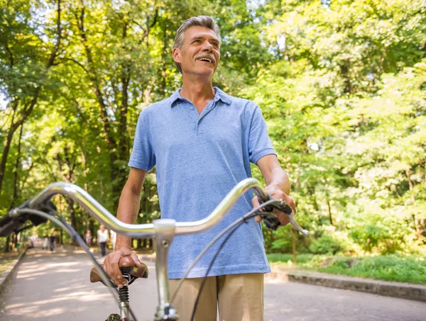 Låg Syn Senior Man Med Cykel Parken — Stockfoto