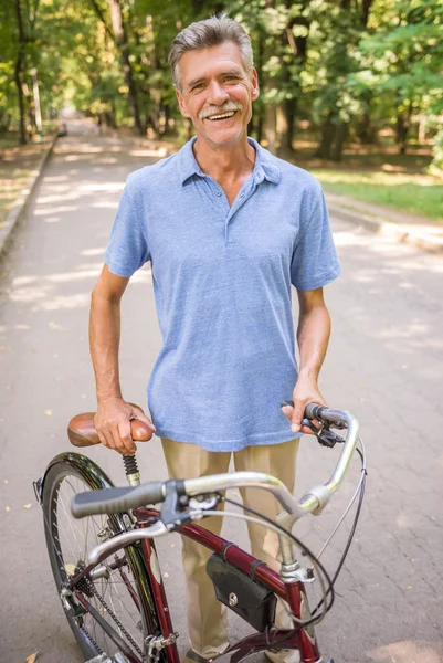 Alegre Hombre Mayor Con Bicicleta Parque —  Fotos de Stock