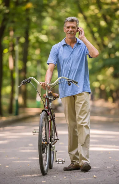 Äldre Man Med Hans Cykel Pratar Telefon Park — Stockfoto